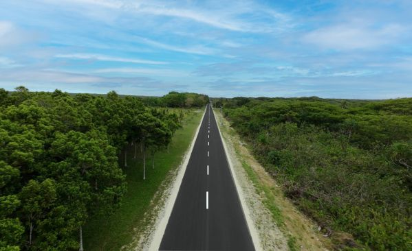 中國援助紐埃環(huán)島公路升級項目移交1